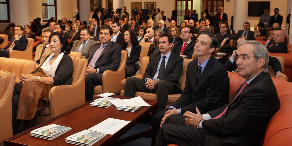 Representantes institucionales y empresariales durante el acto de presentación